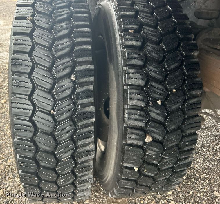 image for item OM9225 2005 GMC T6500 box truck