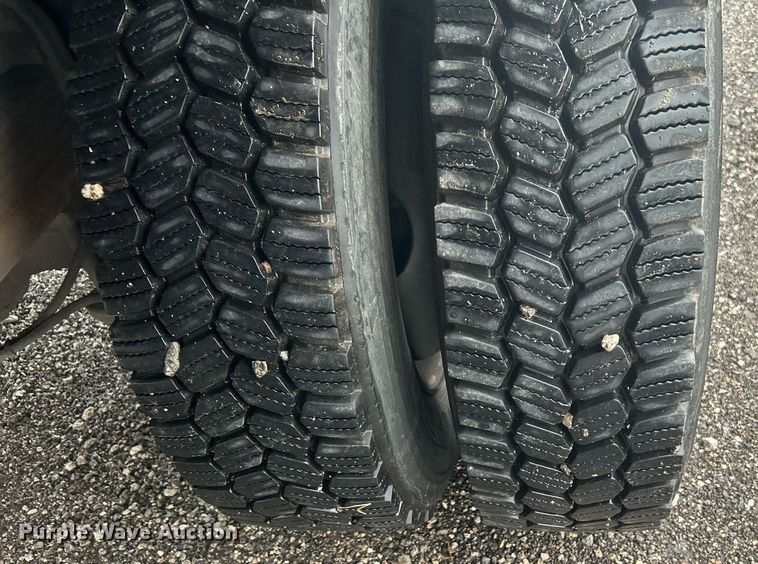 image for item OM9225 2005 GMC T6500 box truck