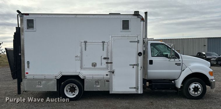 image for item OM9233 2005 Ford F650 Super Duty service truck