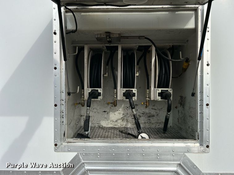 image for item OM9233 2005 Ford F650 Super Duty service truck