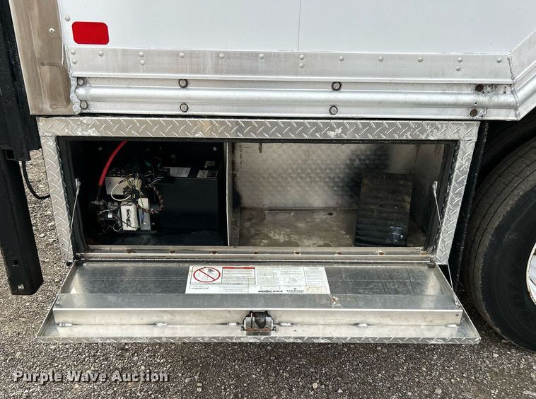 image for item OM9233 2005 Ford F650 Super Duty service truck