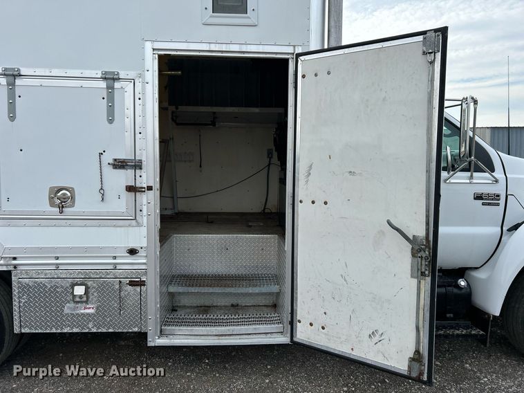 image for item OM9233 2005 Ford F650 Super Duty service truck