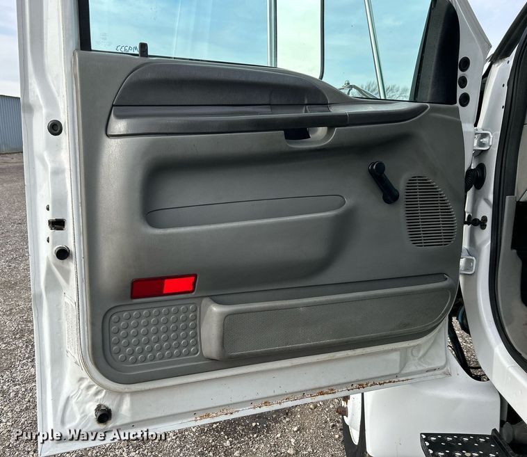 image for item OM9233 2005 Ford F650 Super Duty service truck