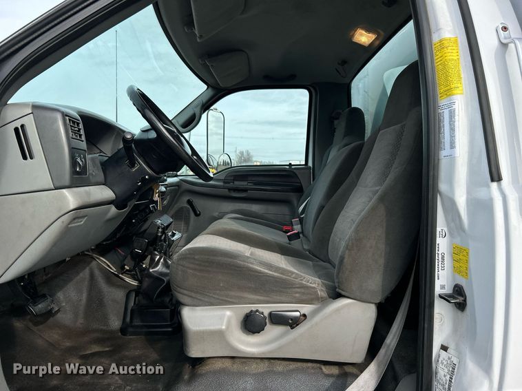 image for item OM9233 2005 Ford F650 Super Duty service truck