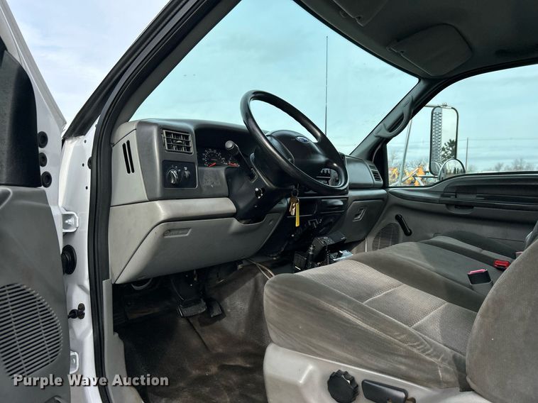 image for item OM9233 2005 Ford F650 Super Duty service truck