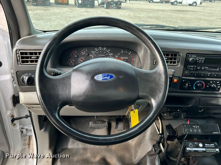 image for item OM9233 2005 Ford F650 Super Duty service truck