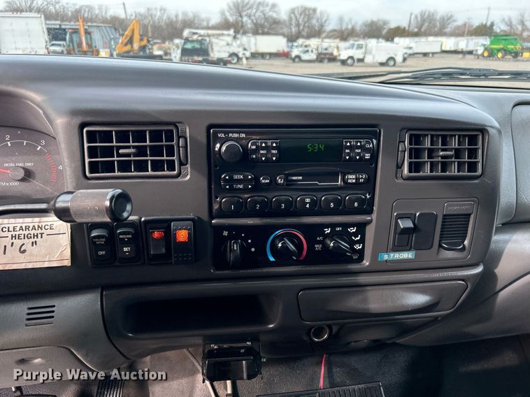 image for item OM9233 2005 Ford F650 Super Duty service truck