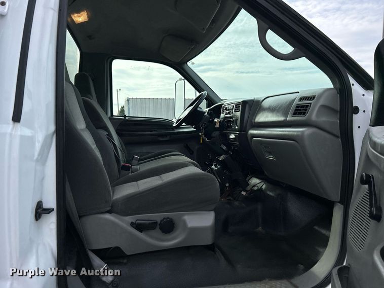 image for item OM9233 2005 Ford F650 Super Duty service truck