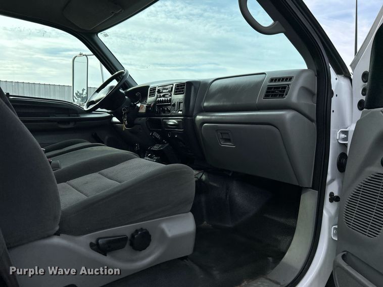 image for item OM9233 2005 Ford F650 Super Duty service truck