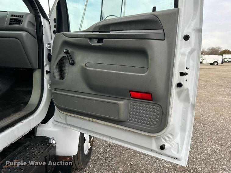 image for item OM9233 2005 Ford F650 Super Duty service truck