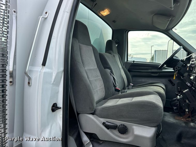 image for item OM9233 2005 Ford F650 Super Duty service truck