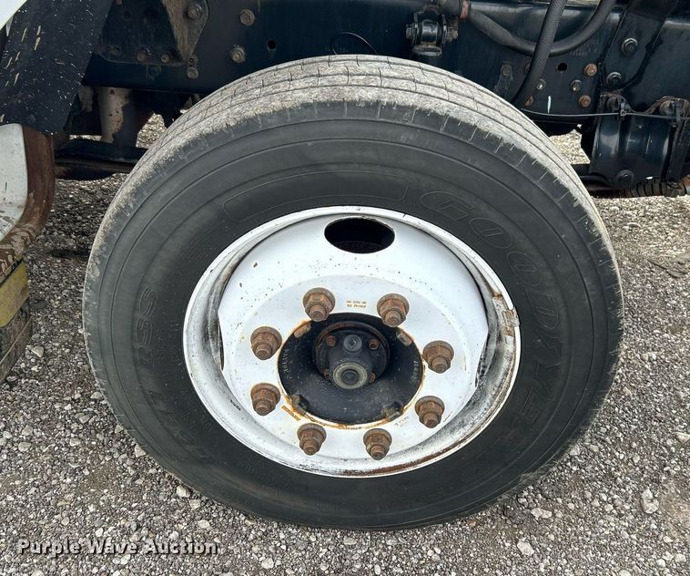 image for item OM9233 2005 Ford F650 Super Duty service truck