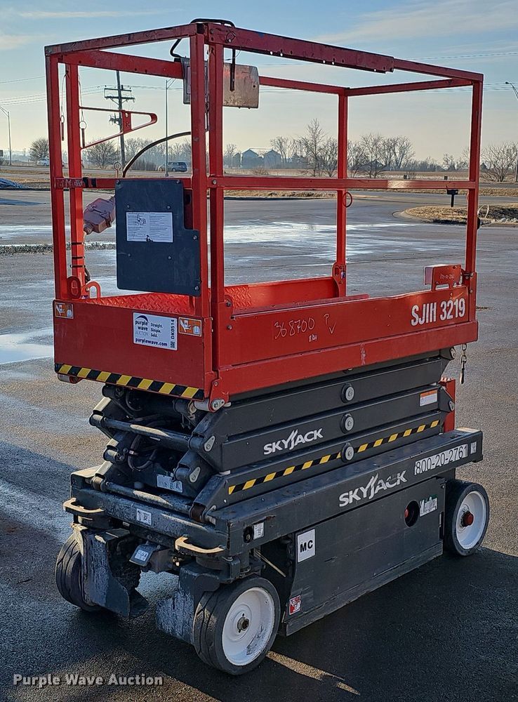 image for item DK0514 2018 SkyJack SJIII-3219 scissor lift