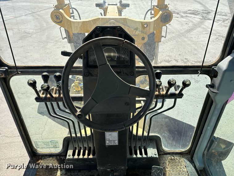 image for item DK6741 2004 New Holland RG140B motor grader