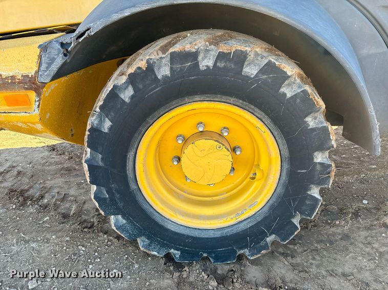 image for item DK6742 2019 John Deere 324L wheel loader