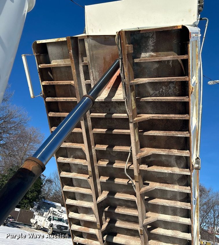 image for item DN0655 2001 International  2554 dump truck