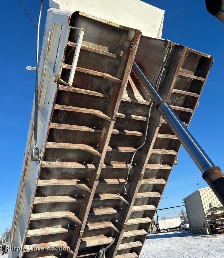 image for item DN0655 2001 International  2554 dump truck