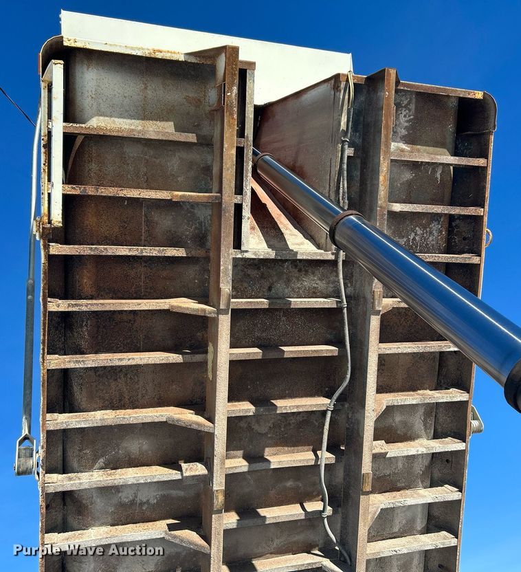 image for item DN0655 2001 International  2554 dump truck