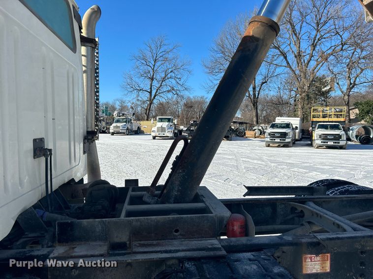 image for item DN0655 2001 International  2554 dump truck