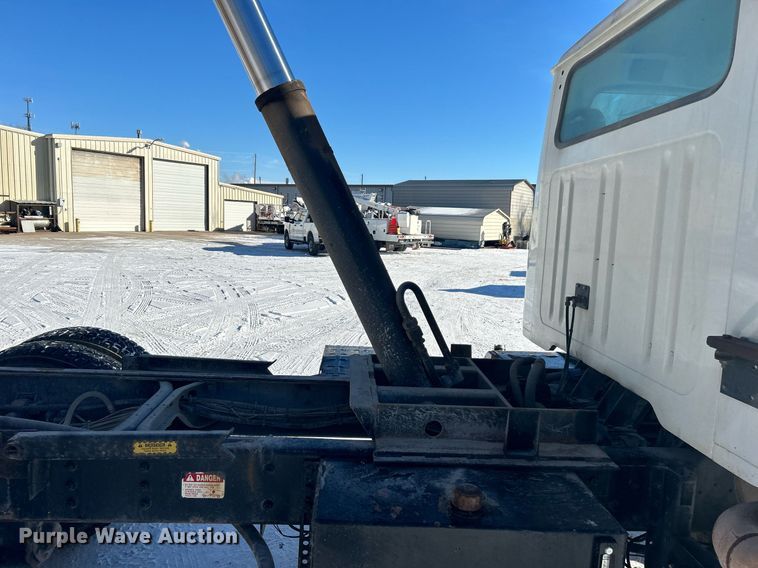 image for item DN0655 2001 International  2554 dump truck