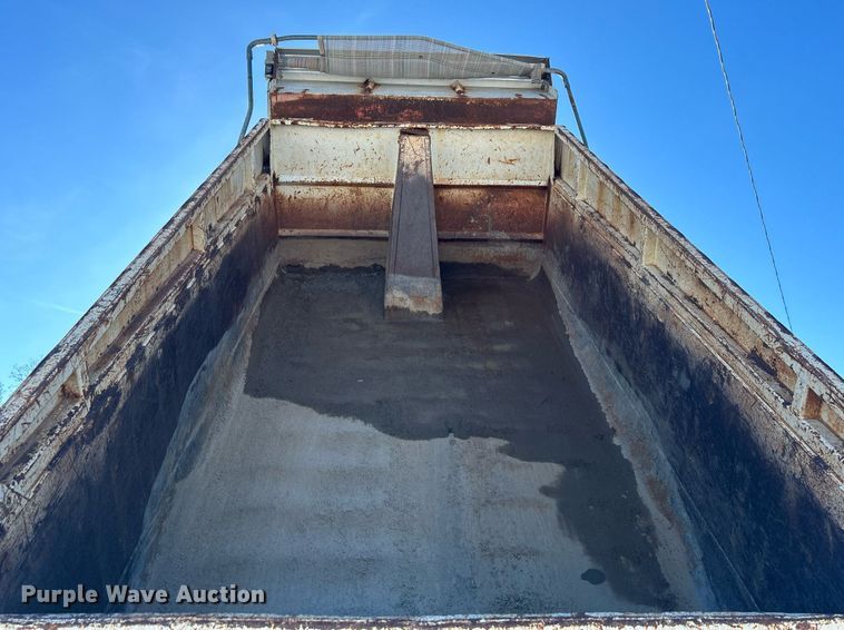 image for item DN0655 2001 International  2554 dump truck