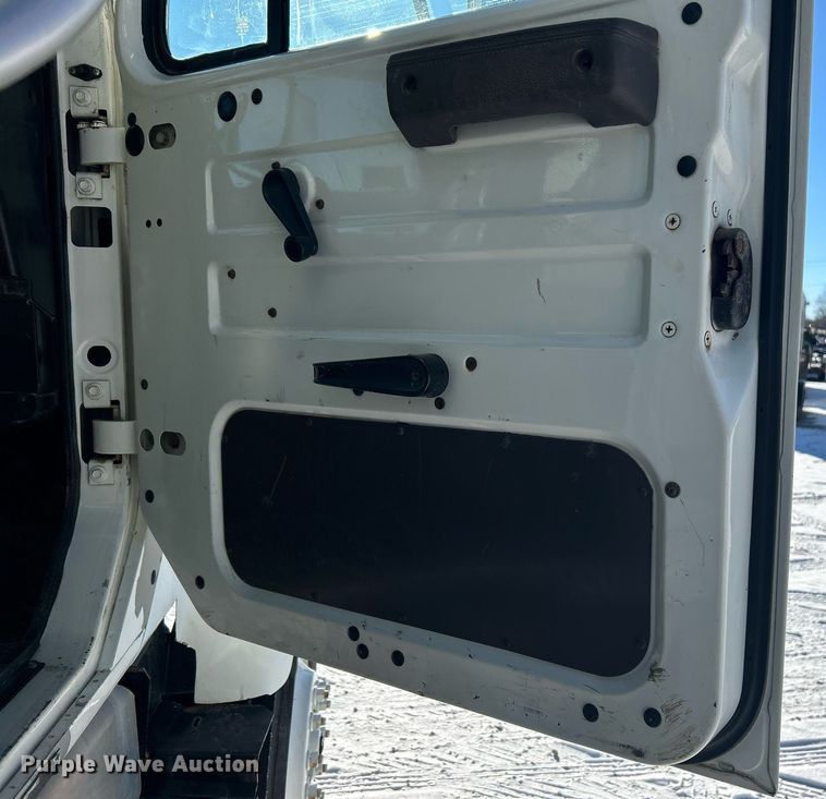 image for item DN0655 2001 International  2554 dump truck