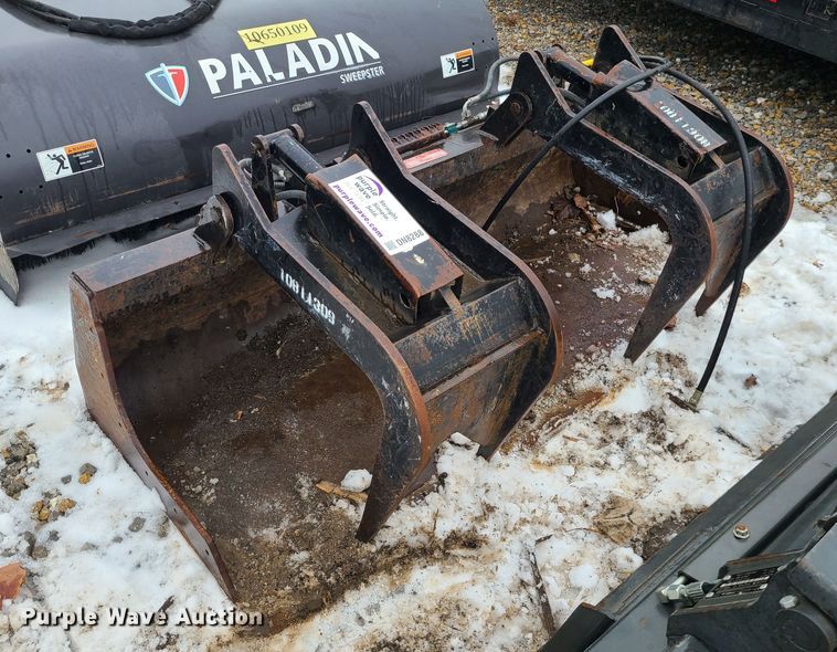 image for item DN8288 Arrow skid steer grapple bucket