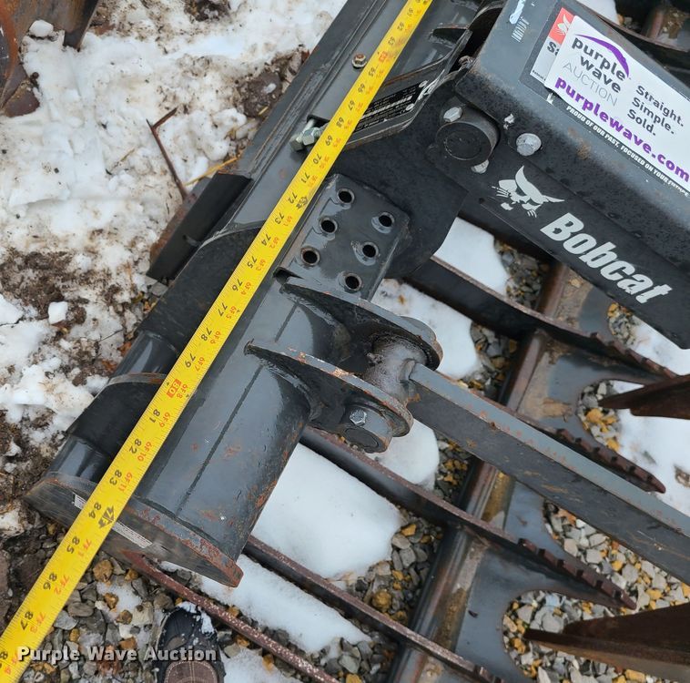 image for item DN8290 2018 Bobcat  skid steer rock grapple bucket