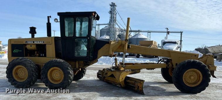 image for item DQ1081 1990 John Deere 770 motor grader