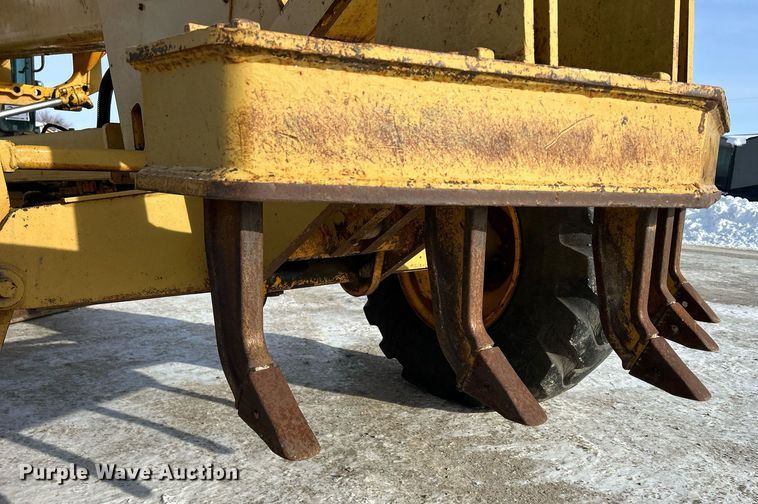 image for item DQ1081 1990 John Deere 770 motor grader