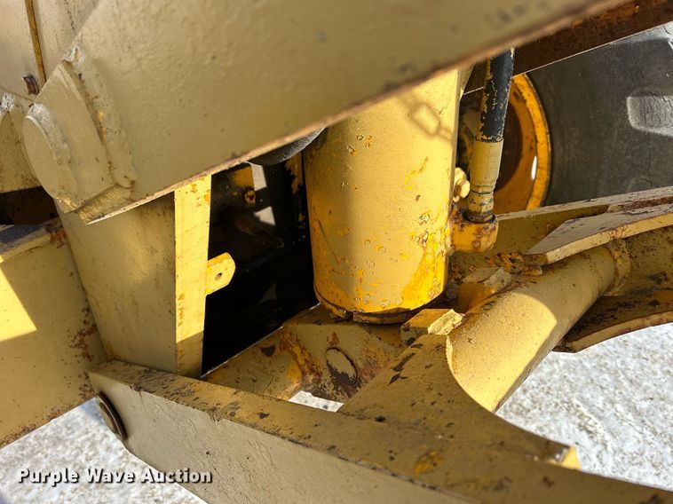 image for item DQ1081 1990 John Deere 770 motor grader