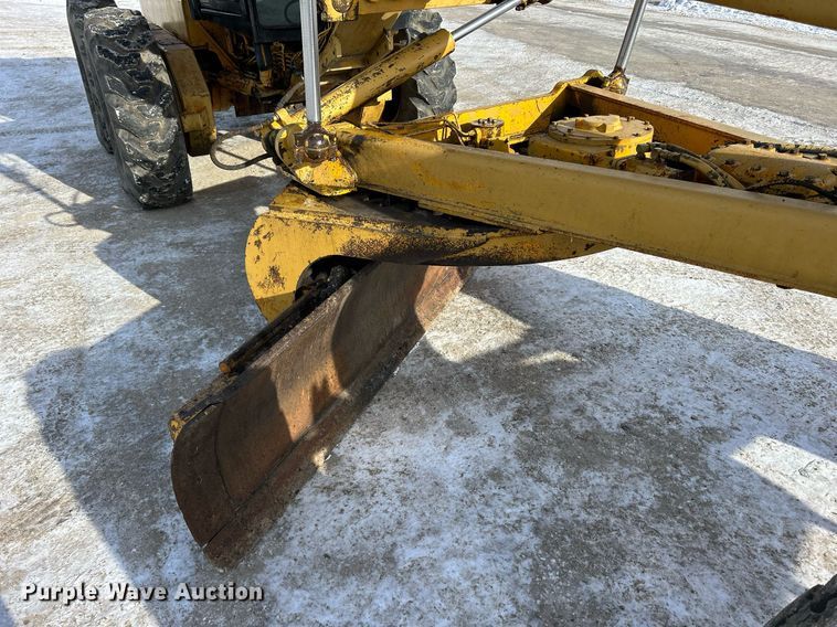 image for item DQ1081 1990 John Deere 770 motor grader