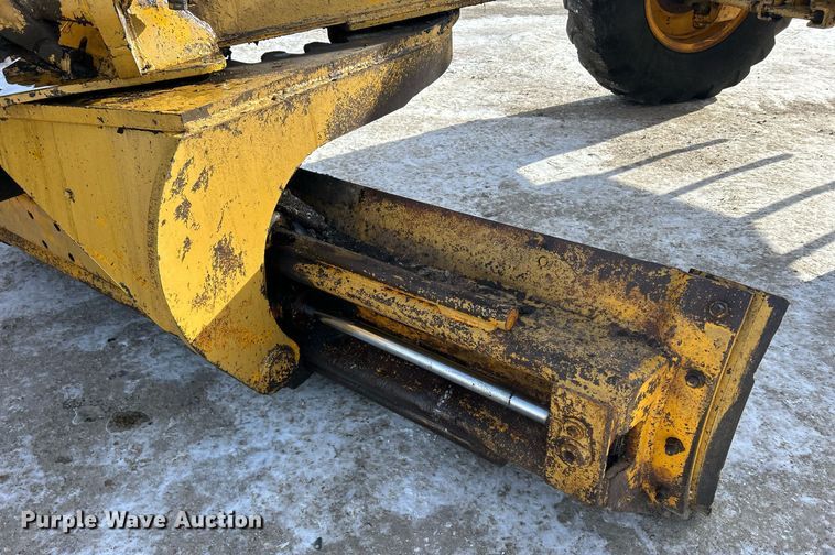 image for item DQ1081 1990 John Deere 770 motor grader