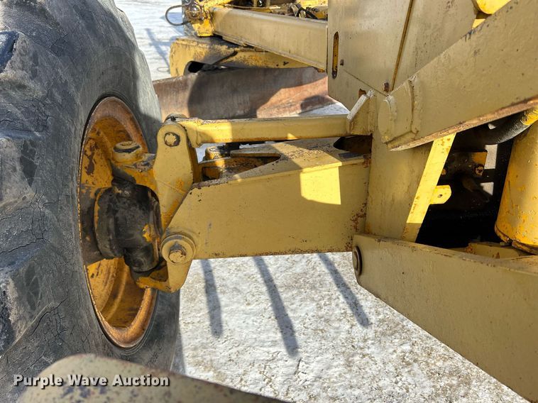 image for item DQ1081 1990 John Deere 770 motor grader