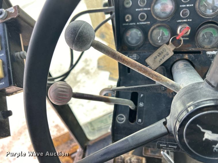 image for item DQ1081 1990 John Deere 770 motor grader