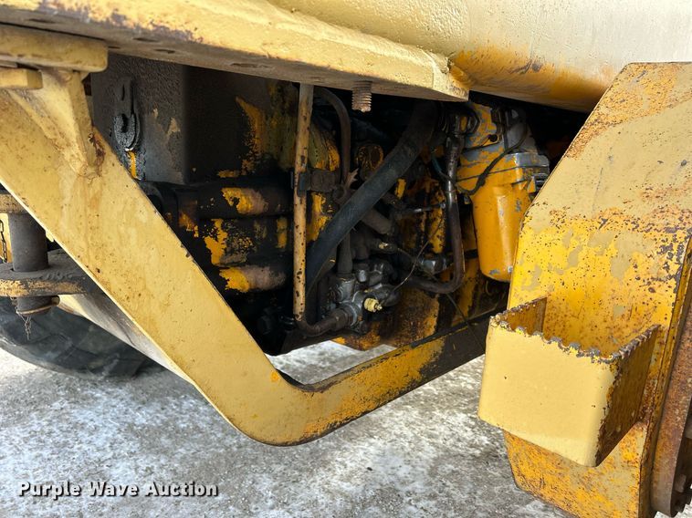 image for item DQ1081 1990 John Deere 770 motor grader