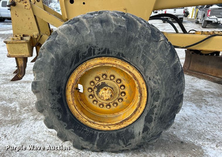 image for item DQ1081 1990 John Deere 770 motor grader