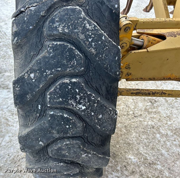 image for item DQ1081 1990 John Deere 770 motor grader