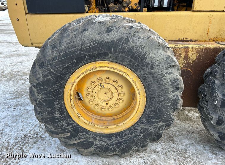 image for item DQ1081 1990 John Deere 770 motor grader