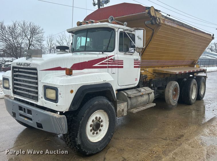 image for item DQ1084 1991 Mack RD690S live-bottom truck