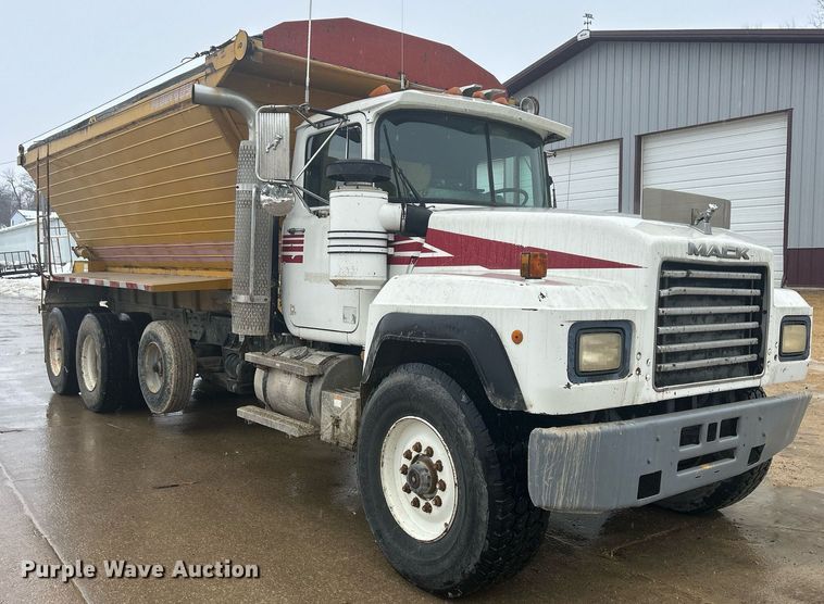 image for item DQ1084 1991 Mack RD690S live-bottom truck