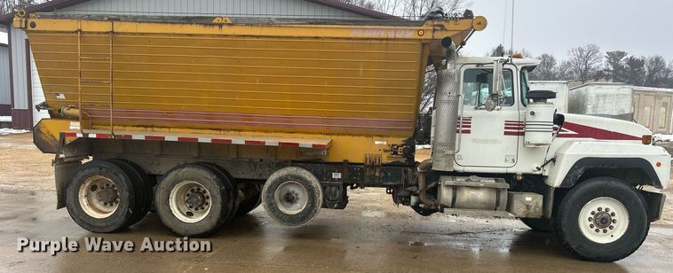 image for item DQ1084 1991 Mack RD690S live-bottom truck