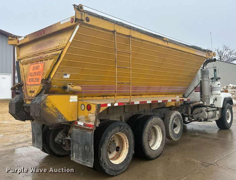 image for item DQ1084 1991 Mack RD690S live-bottom truck