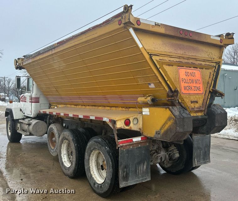 image for item DQ1084 1991 Mack RD690S live-bottom truck