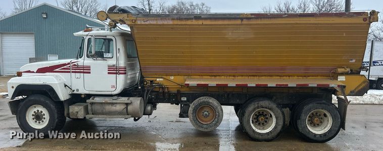 image for item DQ1084 1991 Mack RD690S live-bottom truck