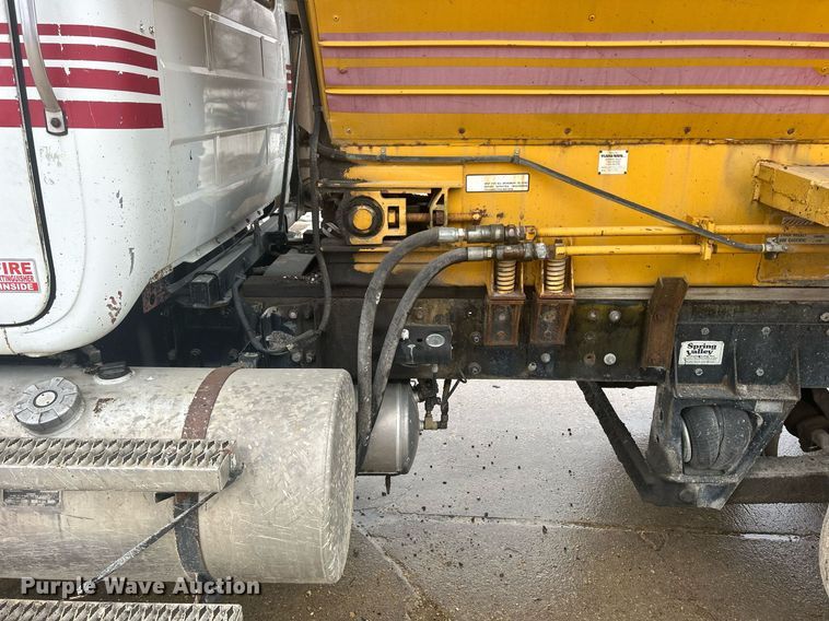 image for item DQ1084 1991 Mack RD690S live-bottom truck