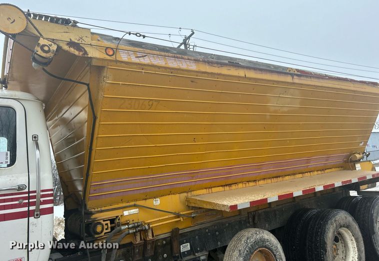 image for item DQ1084 1991 Mack RD690S live-bottom truck