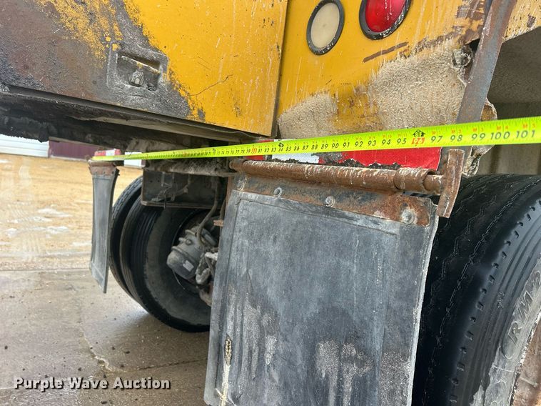 image for item DQ1084 1991 Mack RD690S live-bottom truck