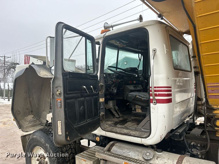 image for item DQ1084 1991 Mack RD690S live-bottom truck