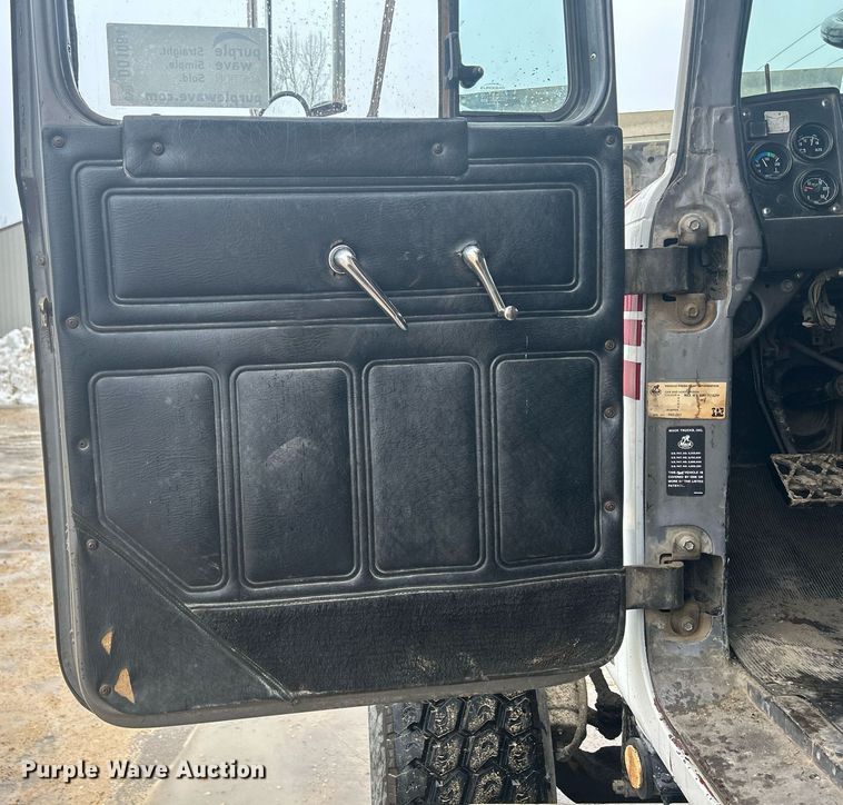 image for item DQ1084 1991 Mack RD690S live-bottom truck